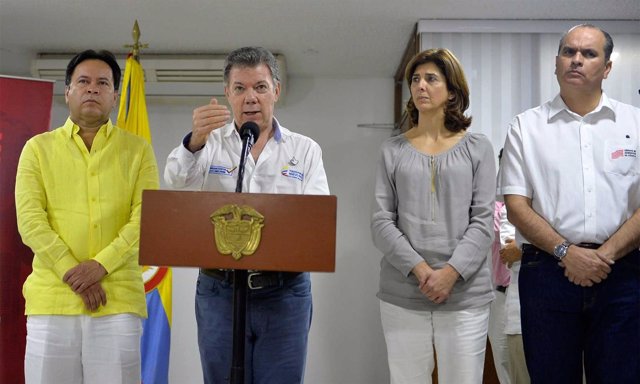 El presidente de Colombia, Juan Manuel Santos, junto a la canciller Holguín