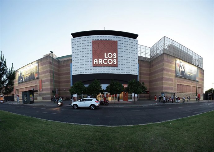Fachada principal del Centro Comercial Los Arcos, en Sevilla. 