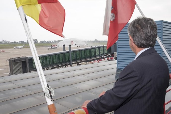 Revilla observa la llegada del vuelo inaugural Menorca-Santander 