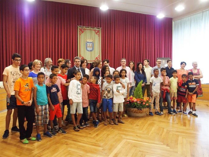 La alcaldesa, con los niños saharauis      