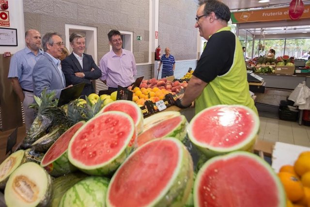 El alcalde de Zaraogza, Pedro Santisteve, en el Mercado de Valdespartera