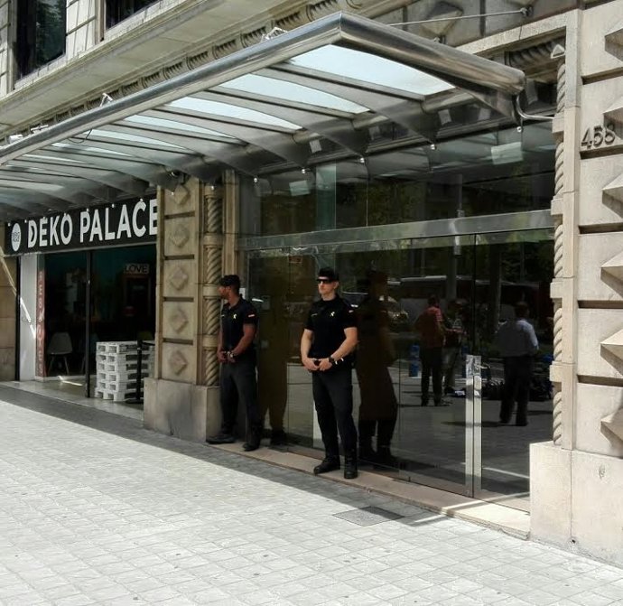La Guardia Civil custodia la sede de Efial durante los registros por Térmyca