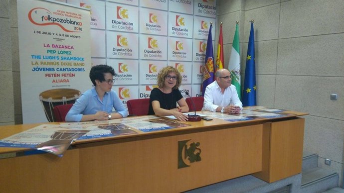 Ruz (centro) durante la presentación del festival