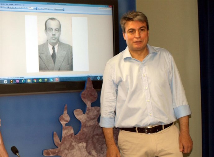 Policarpo Sánchez junto a la foto presente en el documento de De Saint-Exupéry