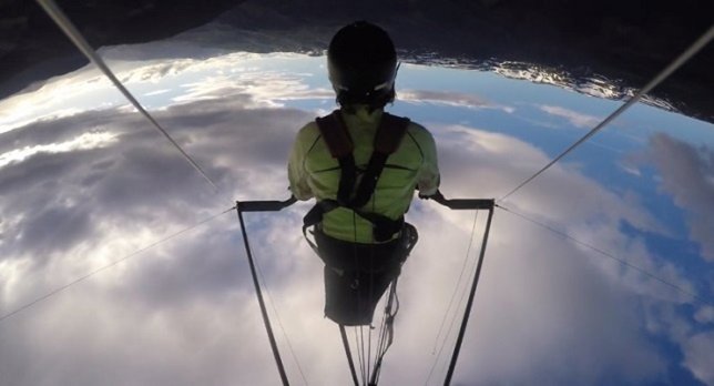 Un ala delta se rompe en mitad de un giro