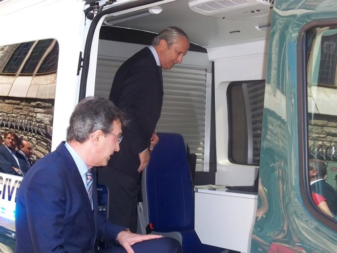 Fernández de Mesa y Martínez Majo observan el nuevo vehículo