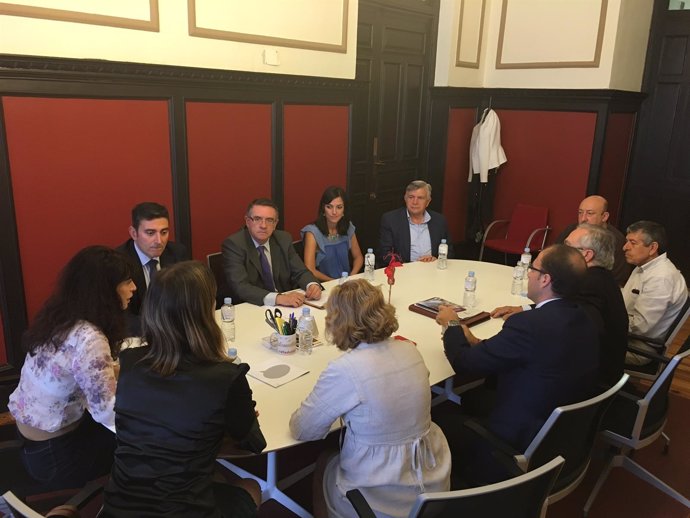 Redondo (izq) preside la primera reunión de la Mesa de Turismo de Valladolid