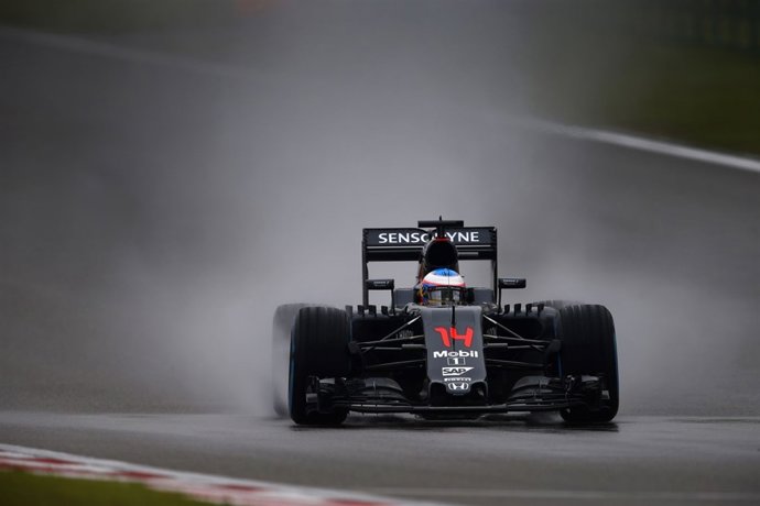 Fernando Alonso (McLaren) pilotando bajo la lluvia