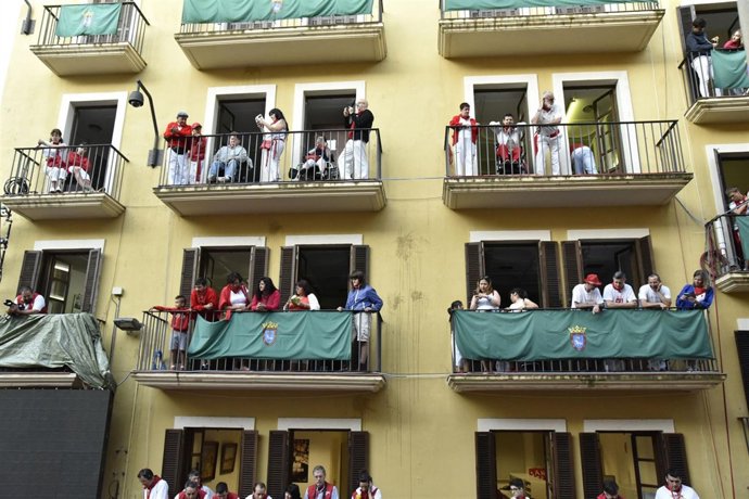 Personas con discapacidad ven el encierro desde Casa Seminario.
