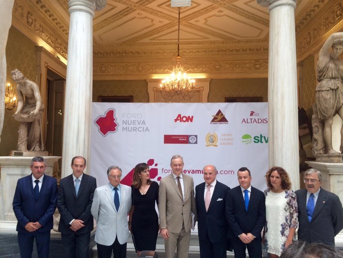 Embajador británico con representantes Foro Nueva Murcia