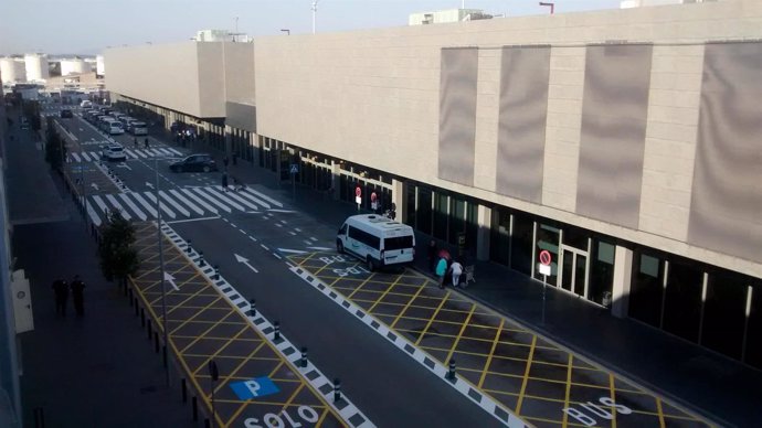El Aeropuerto de Girona renueva la señalización de los viales de acceso público