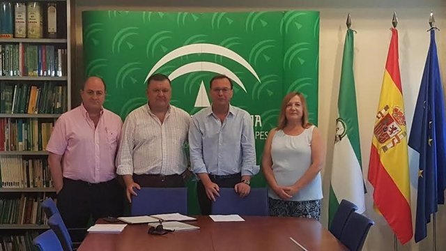 Zurera (centro) en el encuentro mantenido