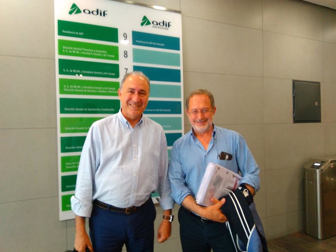 Antonio Gato (izq) y Manuel Saravia en la sede de Adif en Madrid