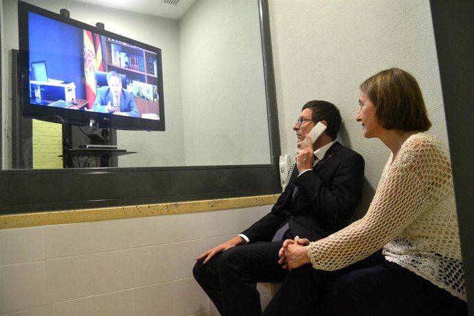 Carles Mundó y Carme Forcadell en la cárcel Puig de les Basses