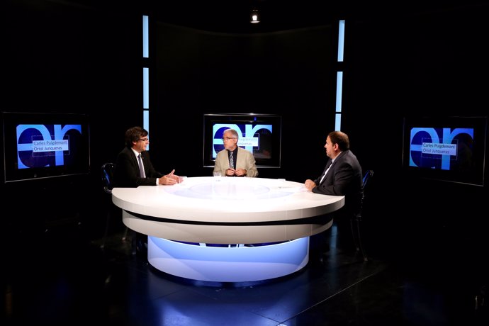 El pte.C.Puigdemont, el periodista X.Xirgu y el vpte.O.Junqueras.