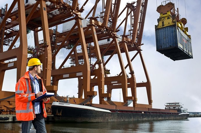 3577084 - a customs officr checking containers being unloaded at a commercial ha