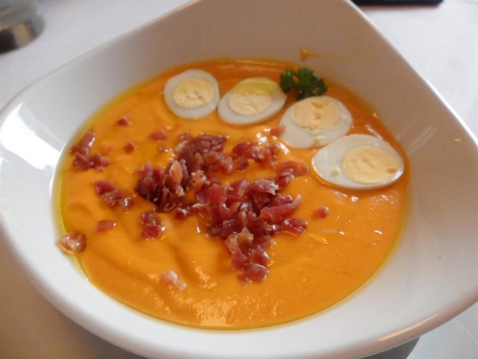Plato de salmorejo cordobés