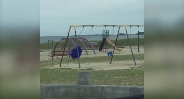 Un columpio se mueve solo en un parque infantil