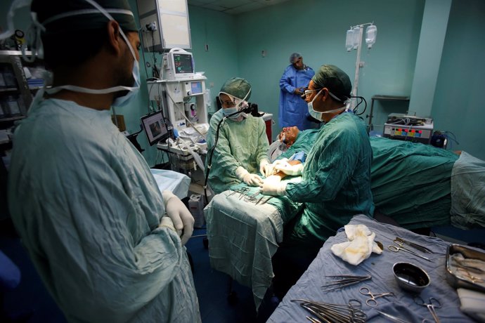 El cirujano Hafez Abu Khousa opera a un paciente en el hospital de Al Awda