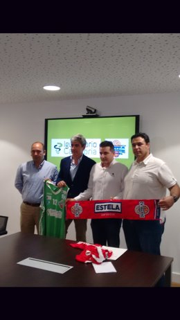 Representantes del Igaualtorio Y CD Estela con el nuevo entrenador