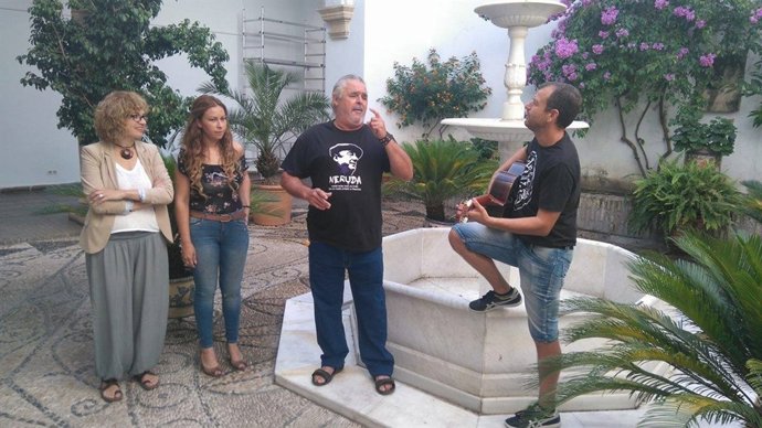 Ruz (izda.) durante la interpretación del himno del evento