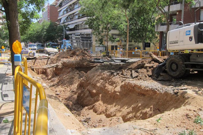 Socavón en la calle Ganduxer de Barcelona por fuga de agua
