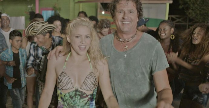 SHAKIRA Y CARLOS VIVES EN LA BICICLETA