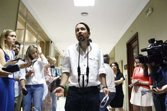 El secretario general de Podemos, Pablo Iglesias, recoge su acta de diputado