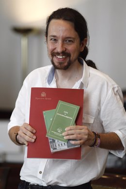 Pablo Iglesias acude al Congreso a recoger su acreditación como diputado