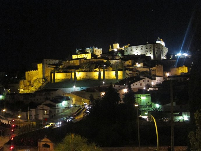 Cáceres iluminada de noche