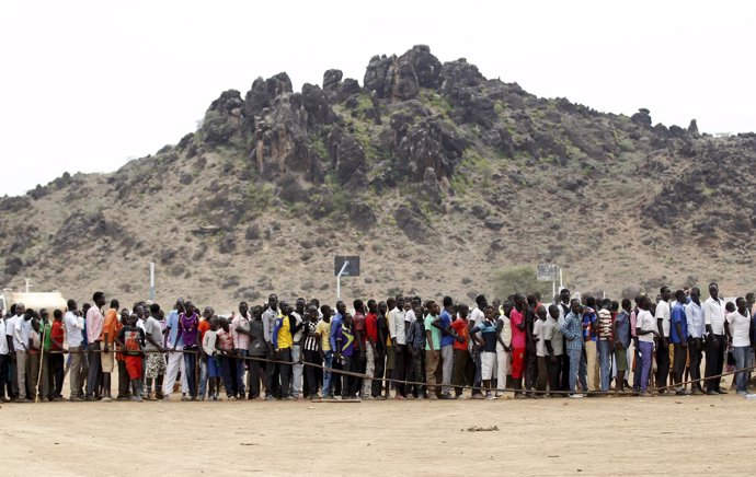 Refugiados de Sudán del Sur hacen cola para celebrar el Día de los Refugiados.