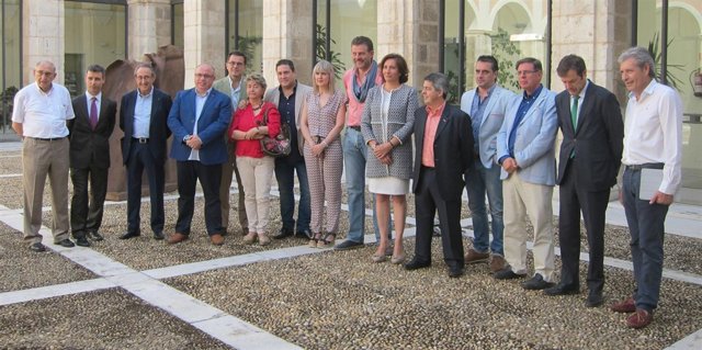 Integrantes de la Mesa de la Gastronomía de CyL con García Cirac