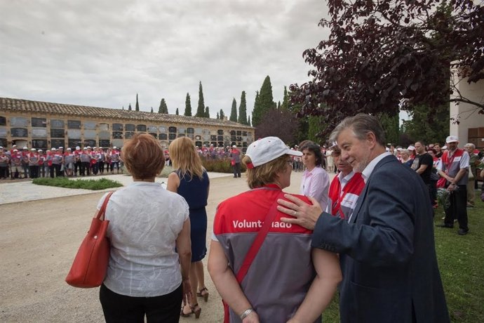 Santisteve con los voluntarios en Torrero