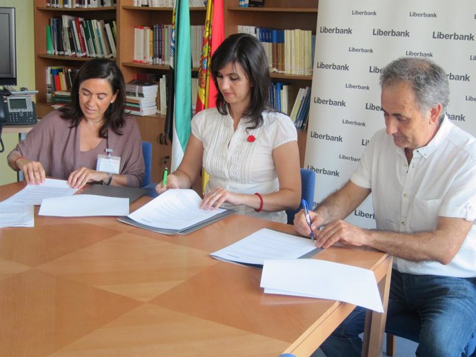 Firma del convenio entre Liberbank y el Museo de Olivenza