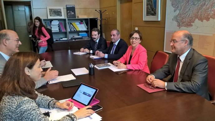 Belén Fernández (derecha) frente a Pablo Vázquez, durante la reunión. 