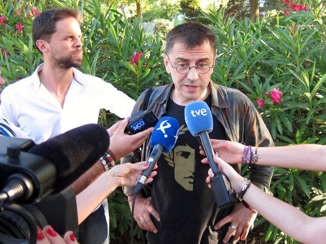 Juan Carlos Monedero, en Mérida, junto a Álvaro Jaén