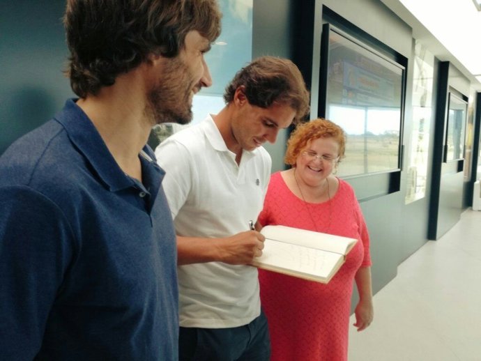 Rafa Nadal firma el libro de deportistas de la Conselleria