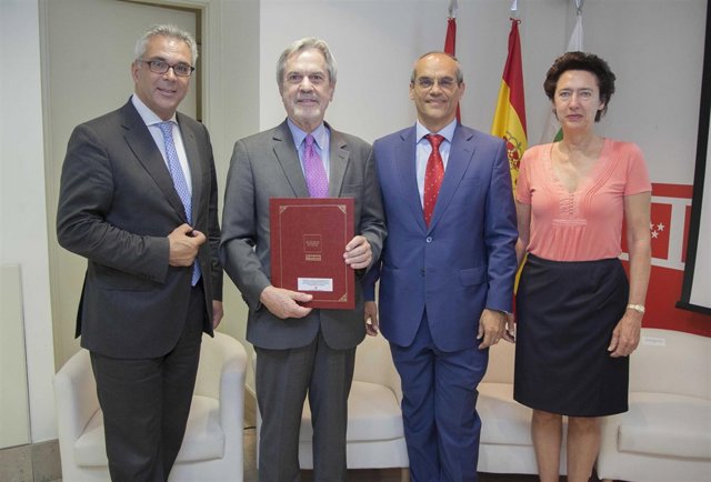 Izquierdo y Van Grieken tras firmar el acuerdo