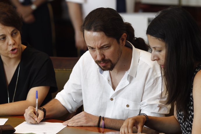 El secretario general de Podemos, Pablo Iglesias, recoge su acta de diputado