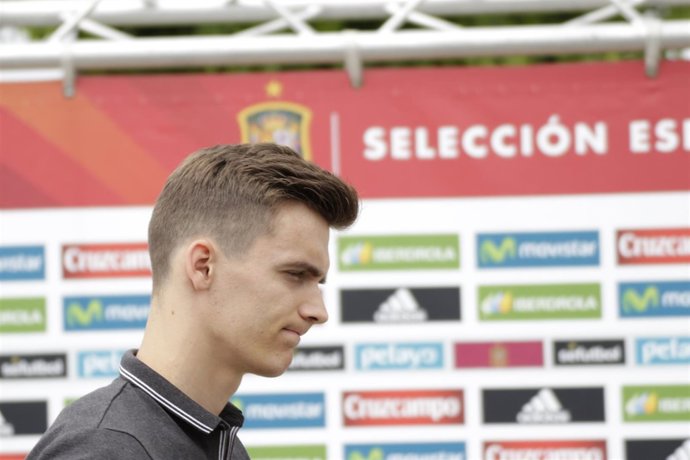 Diego Llorente en la llegada a la concentración de la selección de fútbol