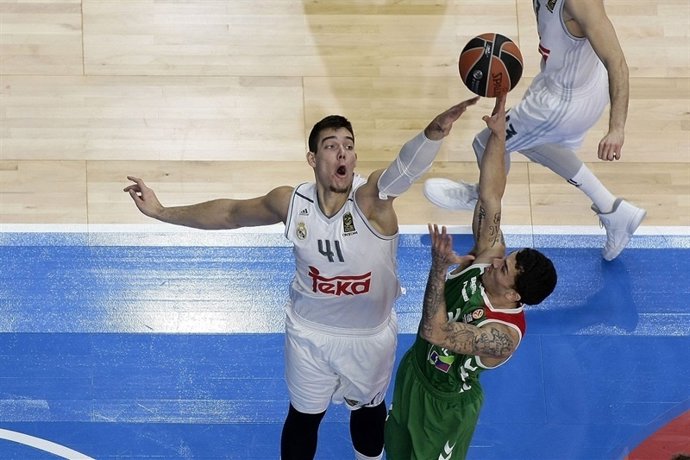 Willy Hernangómez intenta taponar el lanzamiento de Mike James