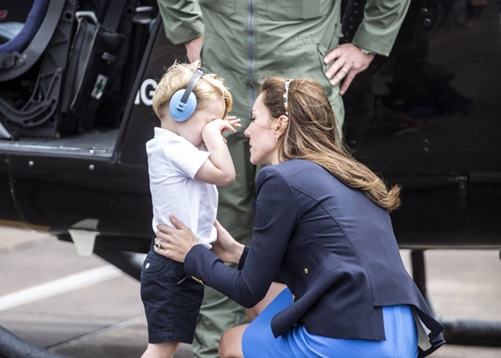 El principe George acompaña a sus padres, los duques de Cambridge, en visita 