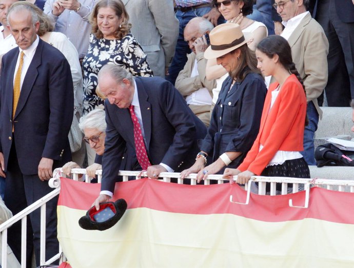 Don Juan Carlos y su brindis taurino en otra de sus tardes en Las Ventas