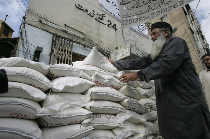 Abdul Sattar Edhi, durante un reparto de ayuda humanitaria