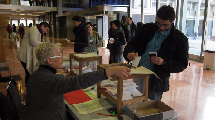 Un trabajador municipal votando en el Ayuntamiento