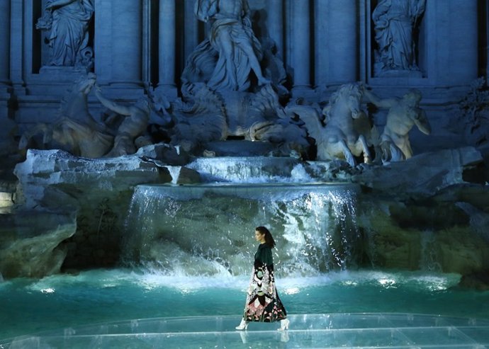 Kendall Jenner desfile para Fendi en la Fontana de Trevi
