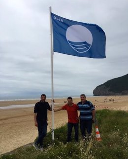 Bandera azul en la playa de Berria 