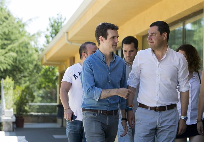 Pablo Casado y Juanma Moreno en El Escorial