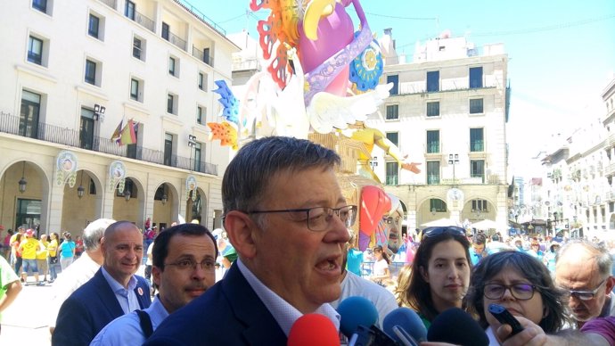 Puig ante la Foguera Oficial del Ayuntamiento