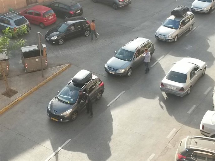 Colas de vehículos ante viviendas de Melilla